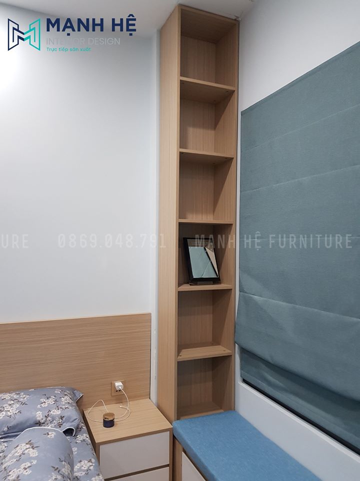 Bệ đọc sách bên cửa sổ nối liền kệ trang trí