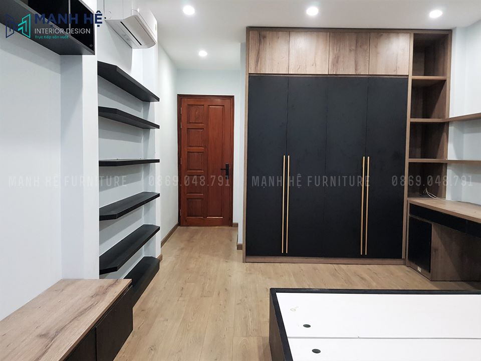 Tủ quần áo đụng trần phối màu đen