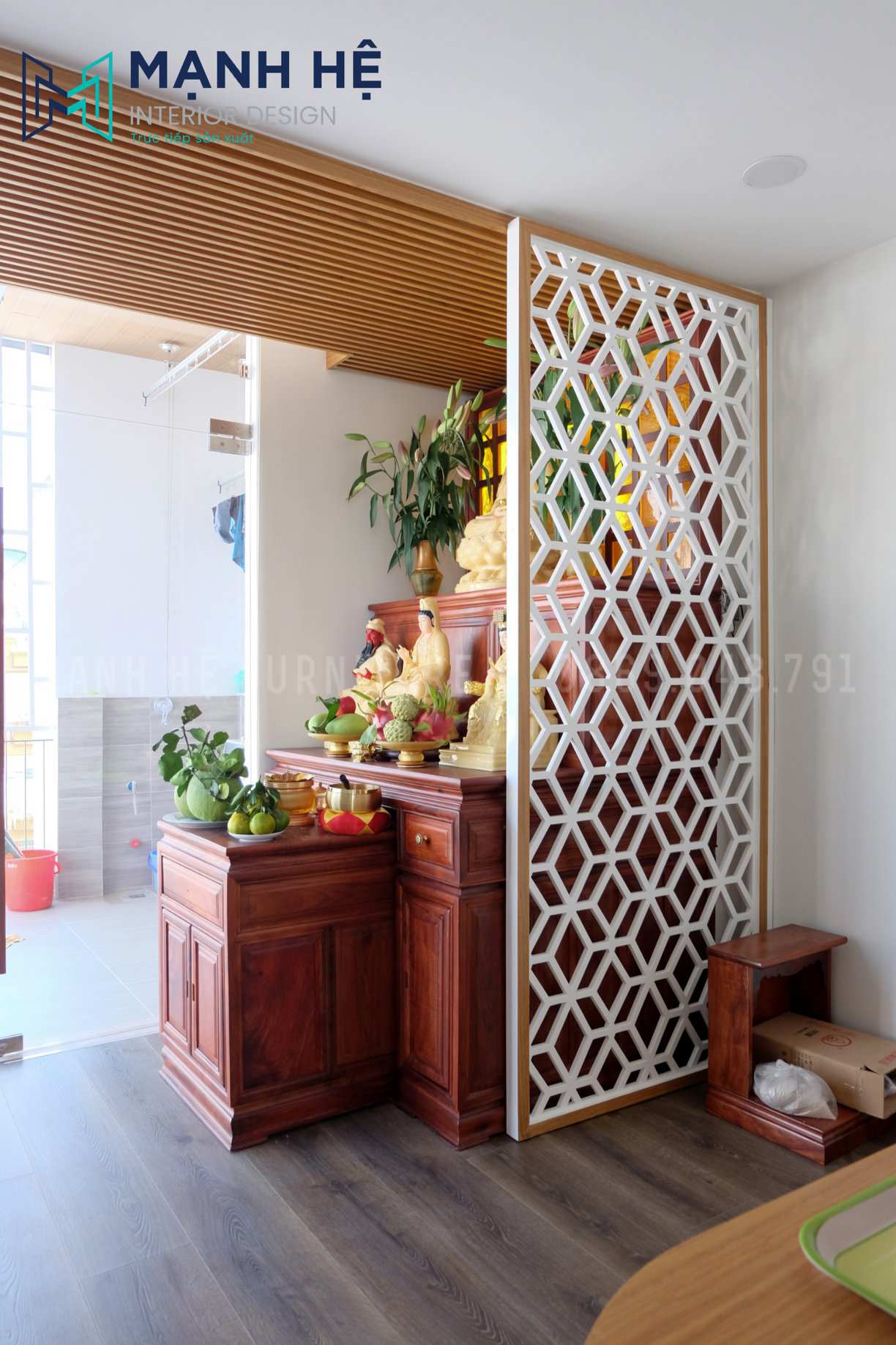 Bàn thờ được làm từ gỗ óc chó