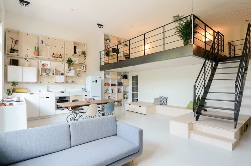 Gác lửng thoáng đãng với lan can sắt