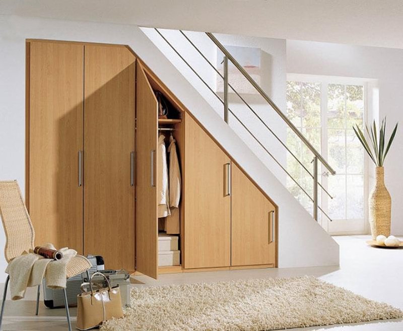 Tủ quần áo âm tường làm bằng gỗ công nghiệp MDF có màu gỗ đẹp