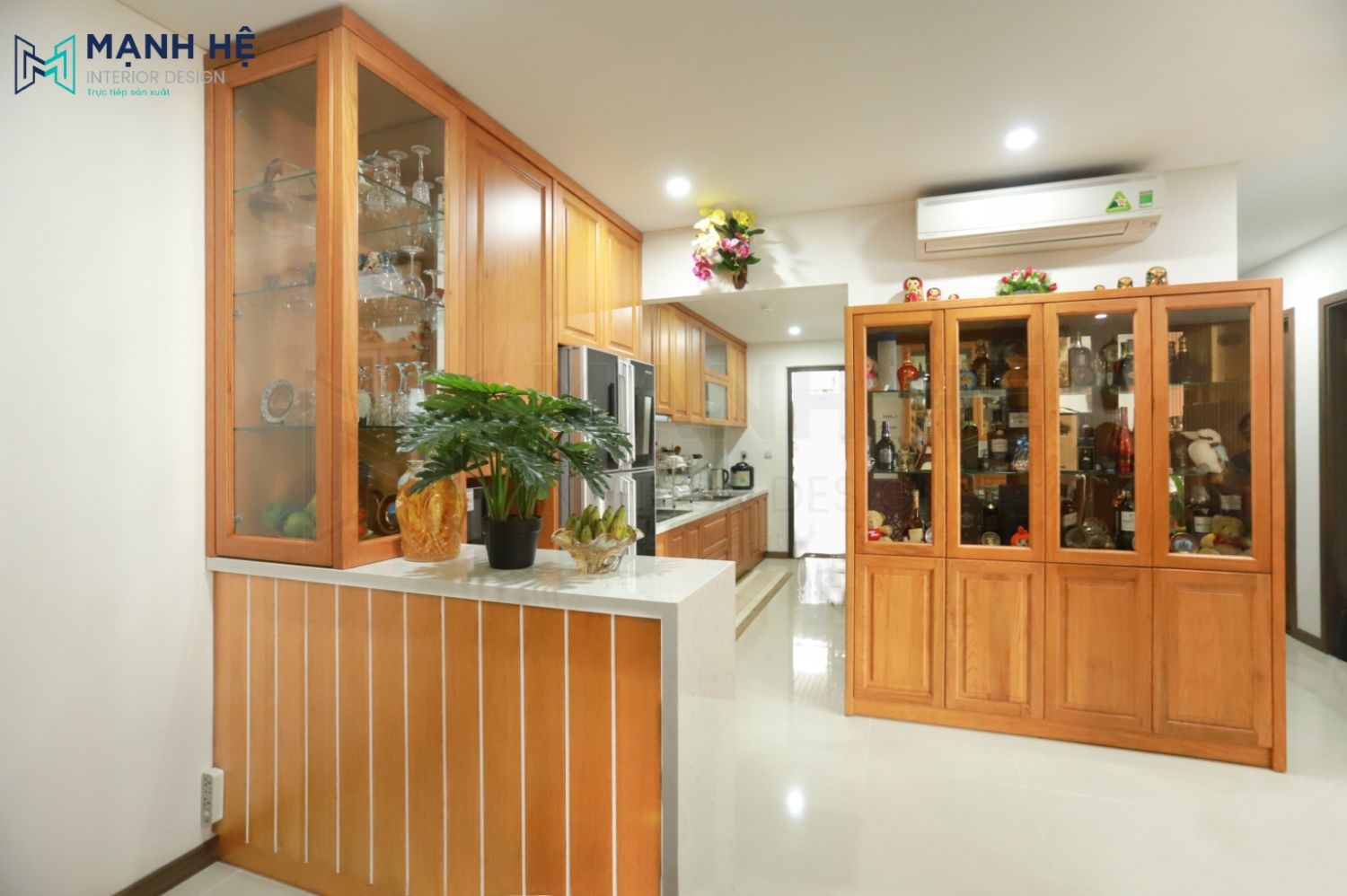 Mẫu 5: Tủ bếp kết hợp tủ rượu làm bằng gỗ Sồi tự nhiên