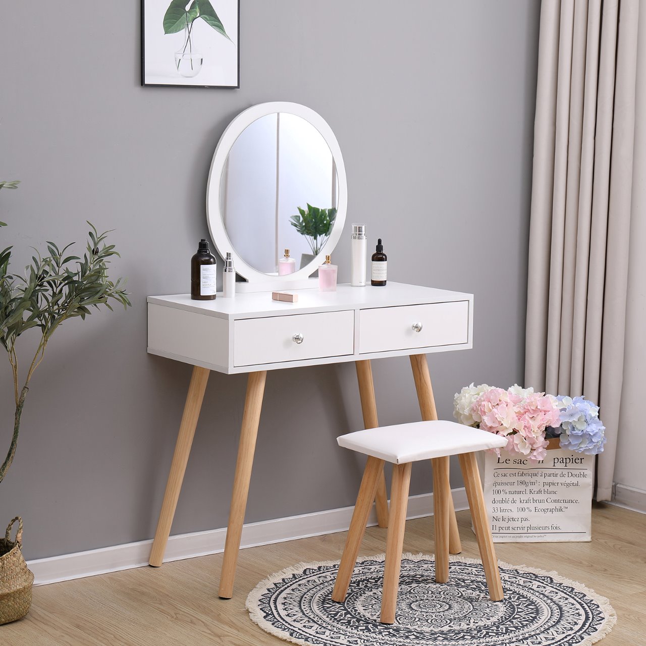 Bàn trang điểm có diện tích thoải mái dễ dàng tận dụng không gian làm việc