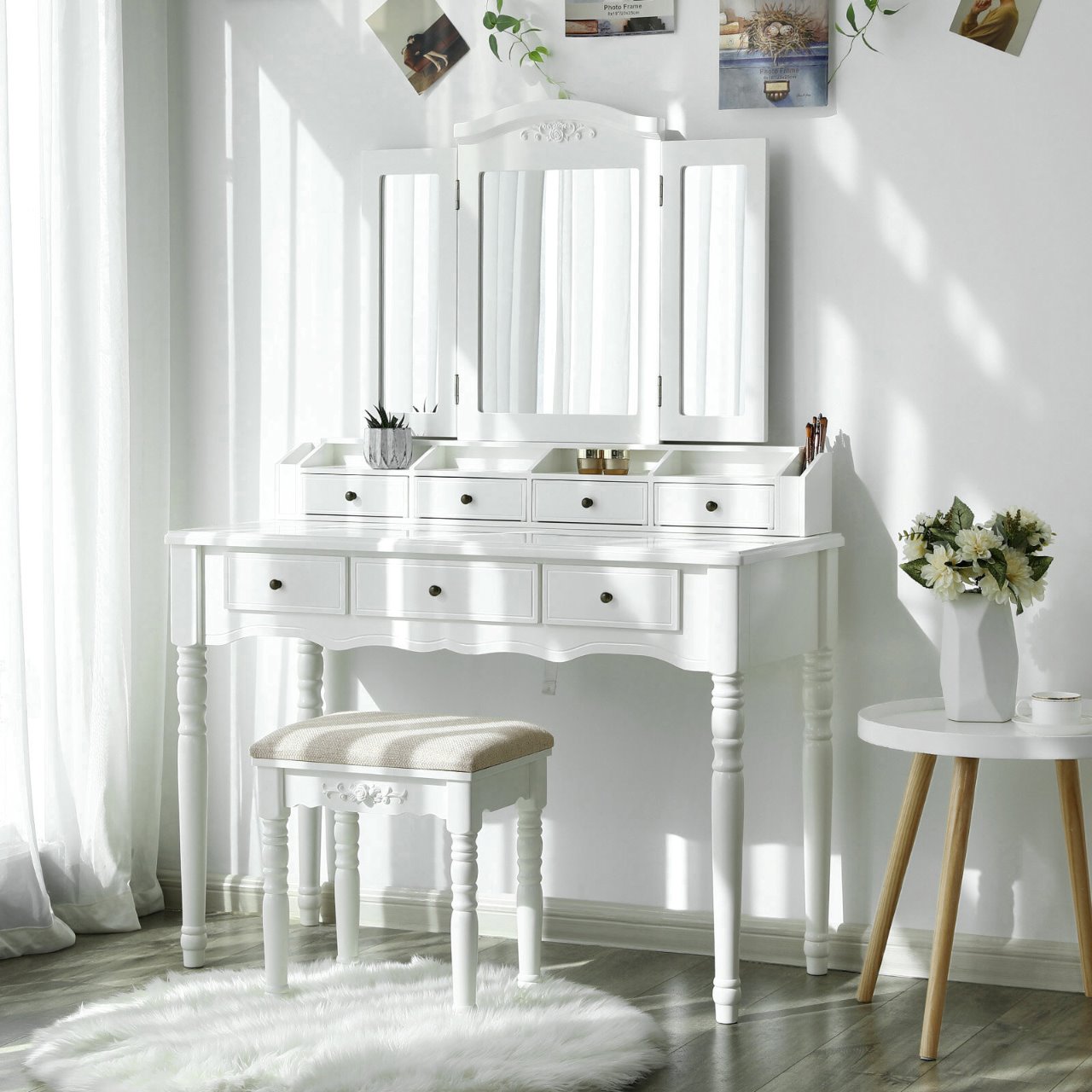 Bàn trang điểm phong cách tân cổ điển với mặt bàn lớn dễ dàng tận dụng làm việc