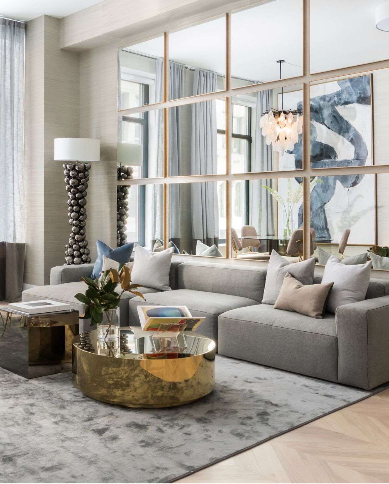Vách kính ốp tường sau ghế sofa phòng khách