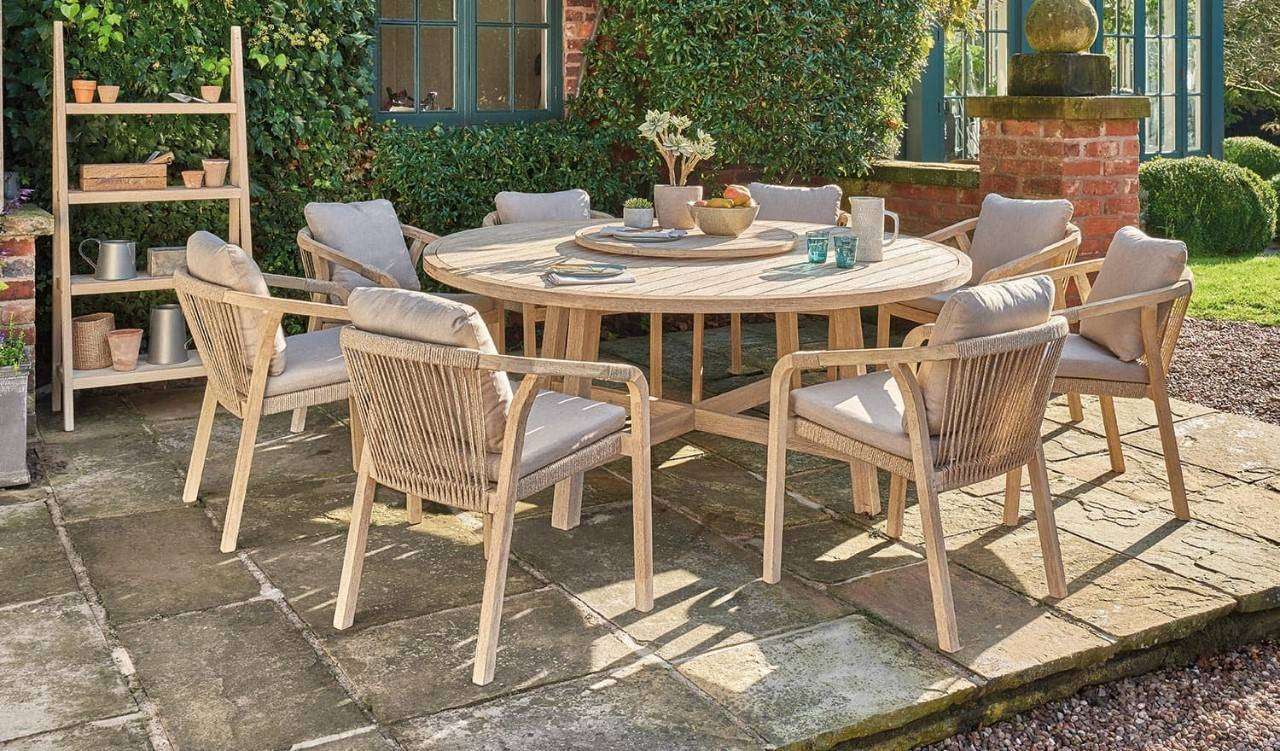 Bộ bàn ghế ăn hình tròn làm từ gỗ, mang lại cảm giác gần gũi, dễ chịu, cực kỳ thích hợp với không khí gia đình