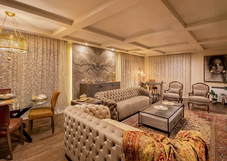 Bộ ghế sofa bàn trà lớn chính là điểm nhấn thu hút thể hiện sự hoành tráng của phòng khách biệt thự cổ điển này 