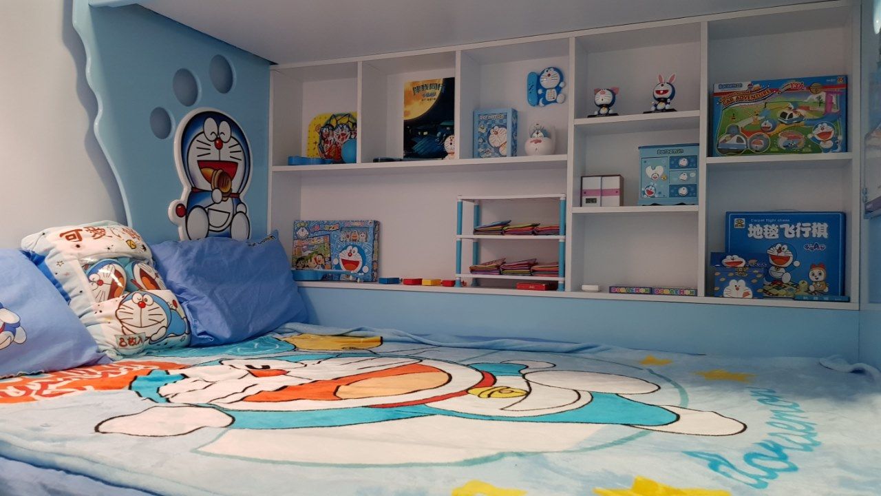 Kệ sách đặt trong không gian giường ngủ đẹp với các món đồ Doremon