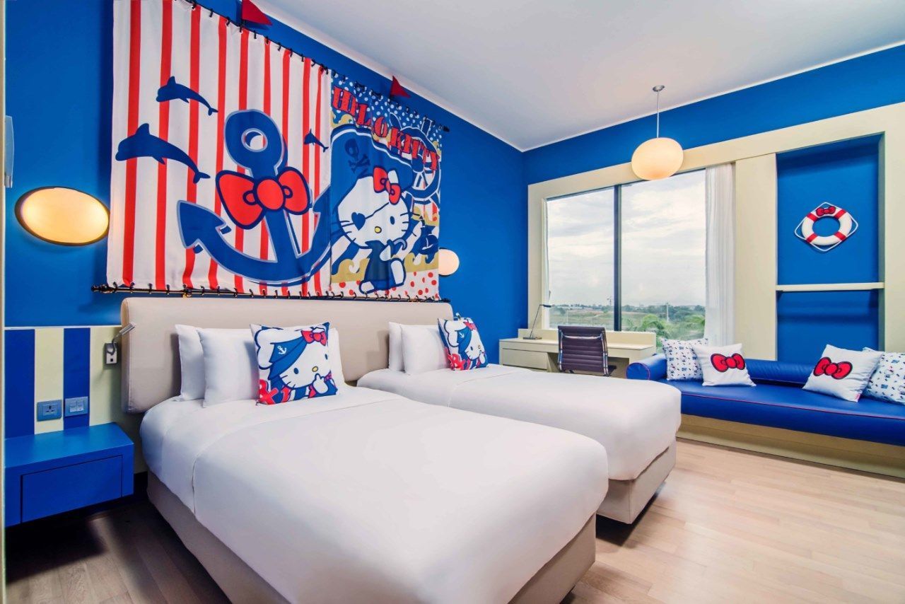Giường ngủ hello kitty kết hợp giấy dán tường tông màu xanh năng động