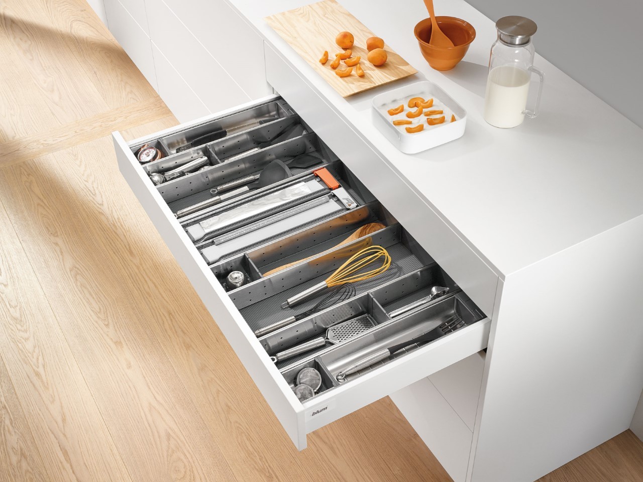 Sắp xếp dụng cụ bếp thuận tiện cho khu vực sơ chế thực phẩm