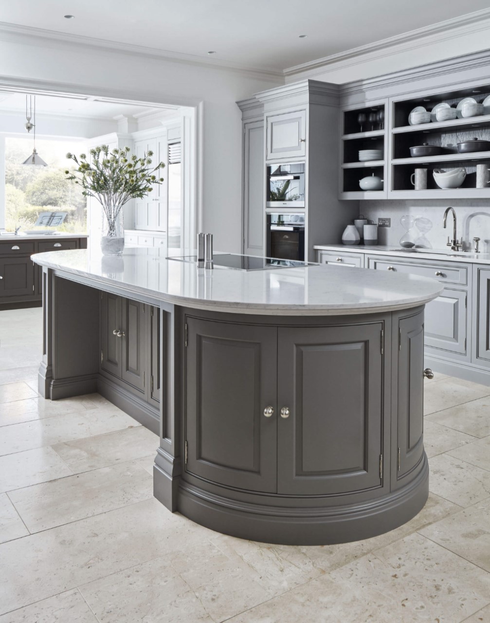 Kiểu dáng đảo bếp hình oval lạ mắt