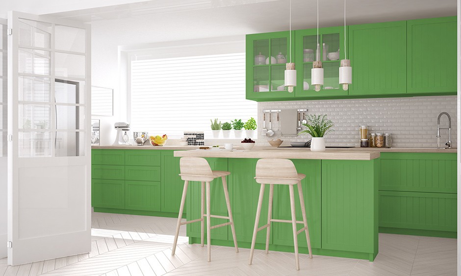 Tủ bếp màu xanh lá mạ có bàn đảo bếp