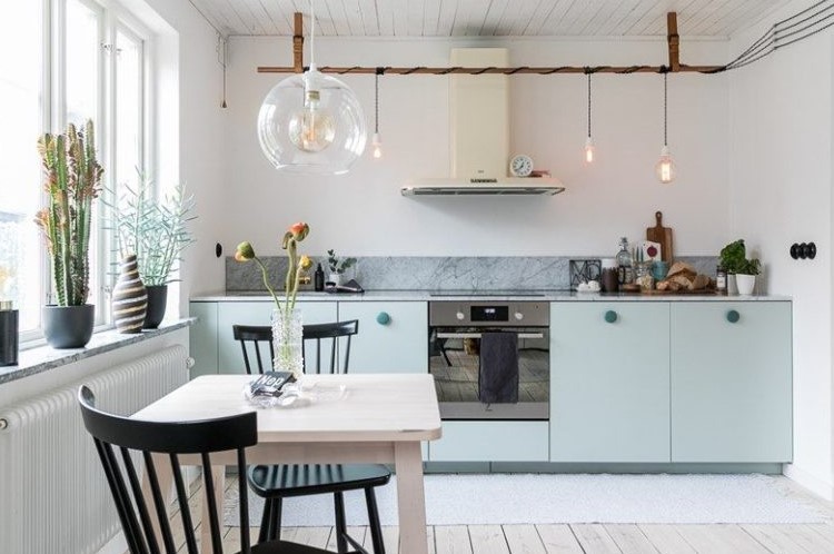 Tủ bếp đơn giản mà tiện nghi với gam màu xanh pastel