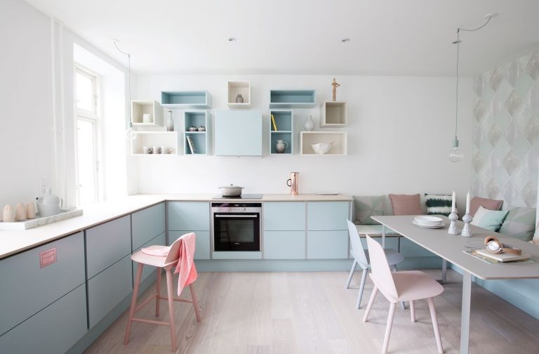 Tủ bếp màu xanh pastel phong cách Hàn Quốc