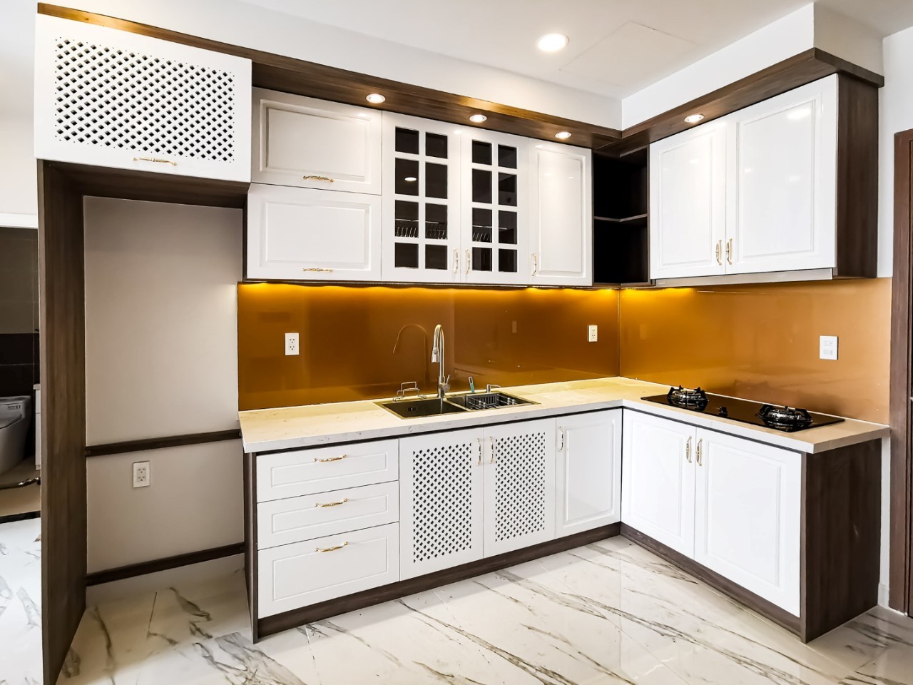 Thực tế thi công kính ốp bếp đẹp