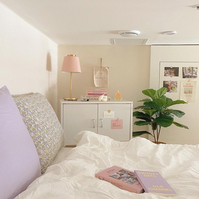 Phòng ngủ Hàn Quốc với nhiều món đồ decor nhỏ nhắn kiểu dáng độc đáo khác nhau