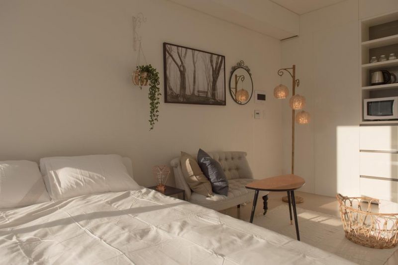 Mảng tường màu trắng sẽ bớt trống trải hơn với những món đồ decor xinh xắn