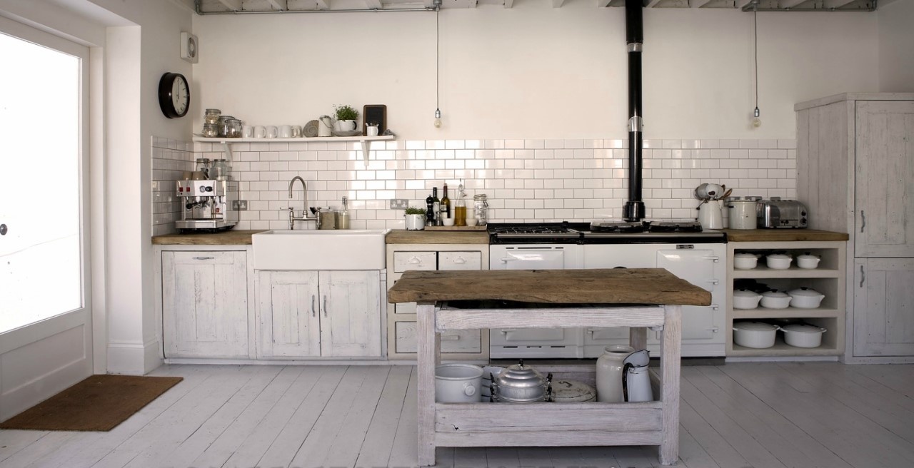 Thiết kế phòng bếp phong cách Wabi sabi mộc mạc đơn sơ với gỗ sơn trắng