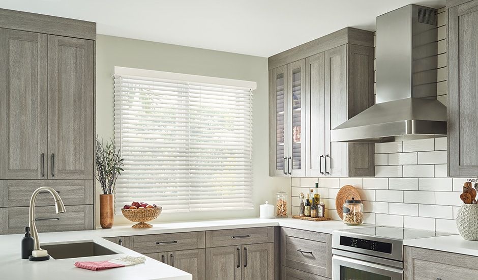 Gian bếp đẹp có cửa sổ kéo rèm roman sạch sẽ