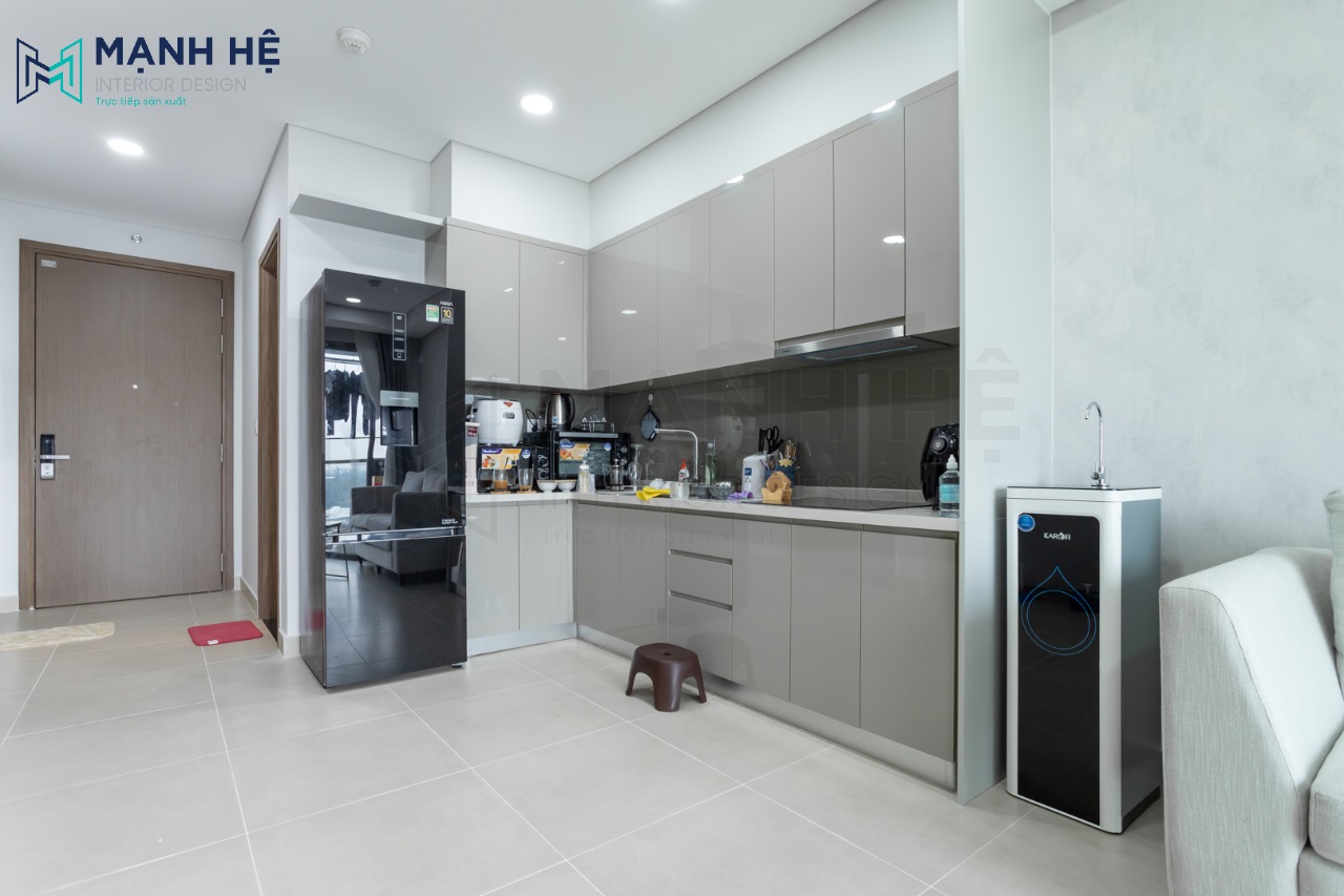 Tủ bếp được làm từ chất liệu gỗ công nghiệp phủ Acrylic bóng gương sang trọng