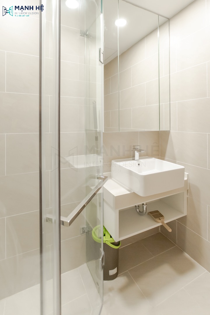 Nhà vệ sinh được trang bị tủ gương và tủ lavabo để dựng đồ tiện nghi