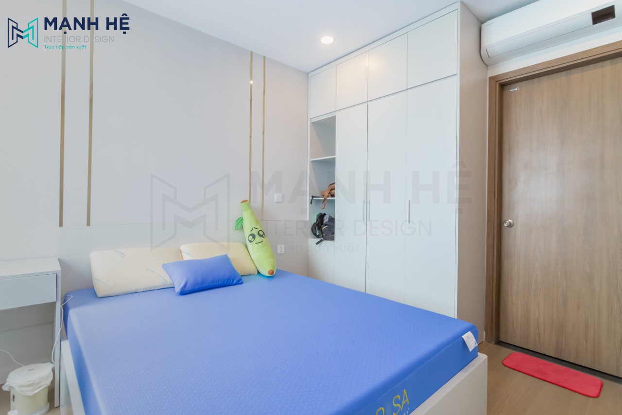 Tủ quần áo làm từ gỗ công nghiệp chắc chắn được thi công cao đụng trần