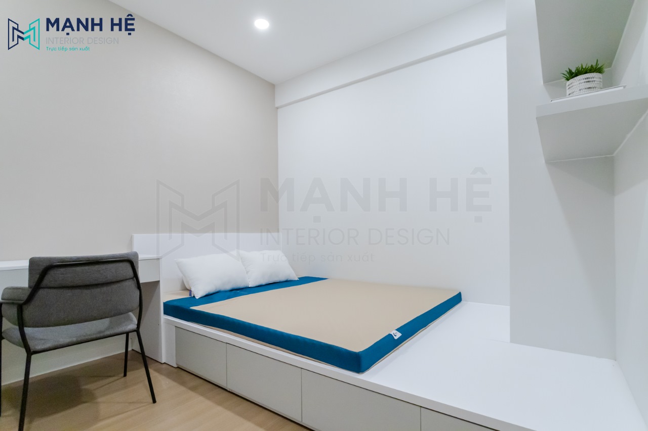 Thi công phòng ngủ có giường dạng bục màu trắng tinh tế