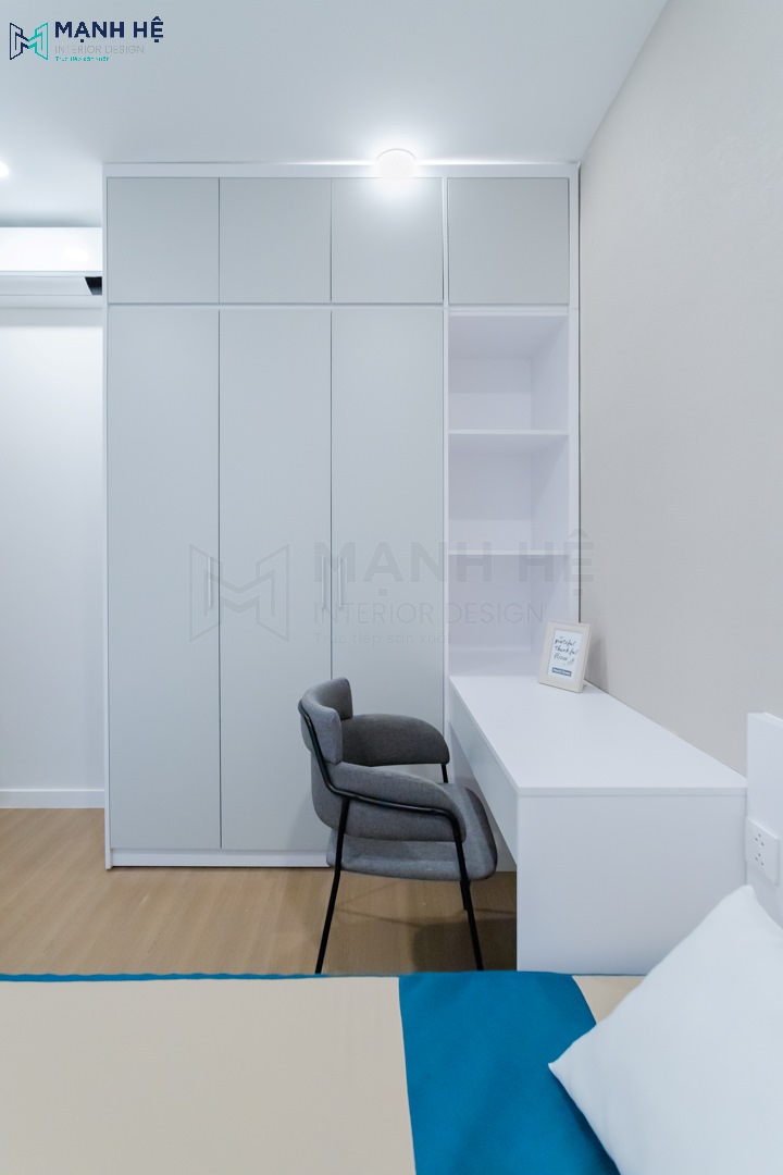 Tủ quần áo thi công có ngăn kệ trang trí ngoài kết hợp với bàn làm việc tiện nghi