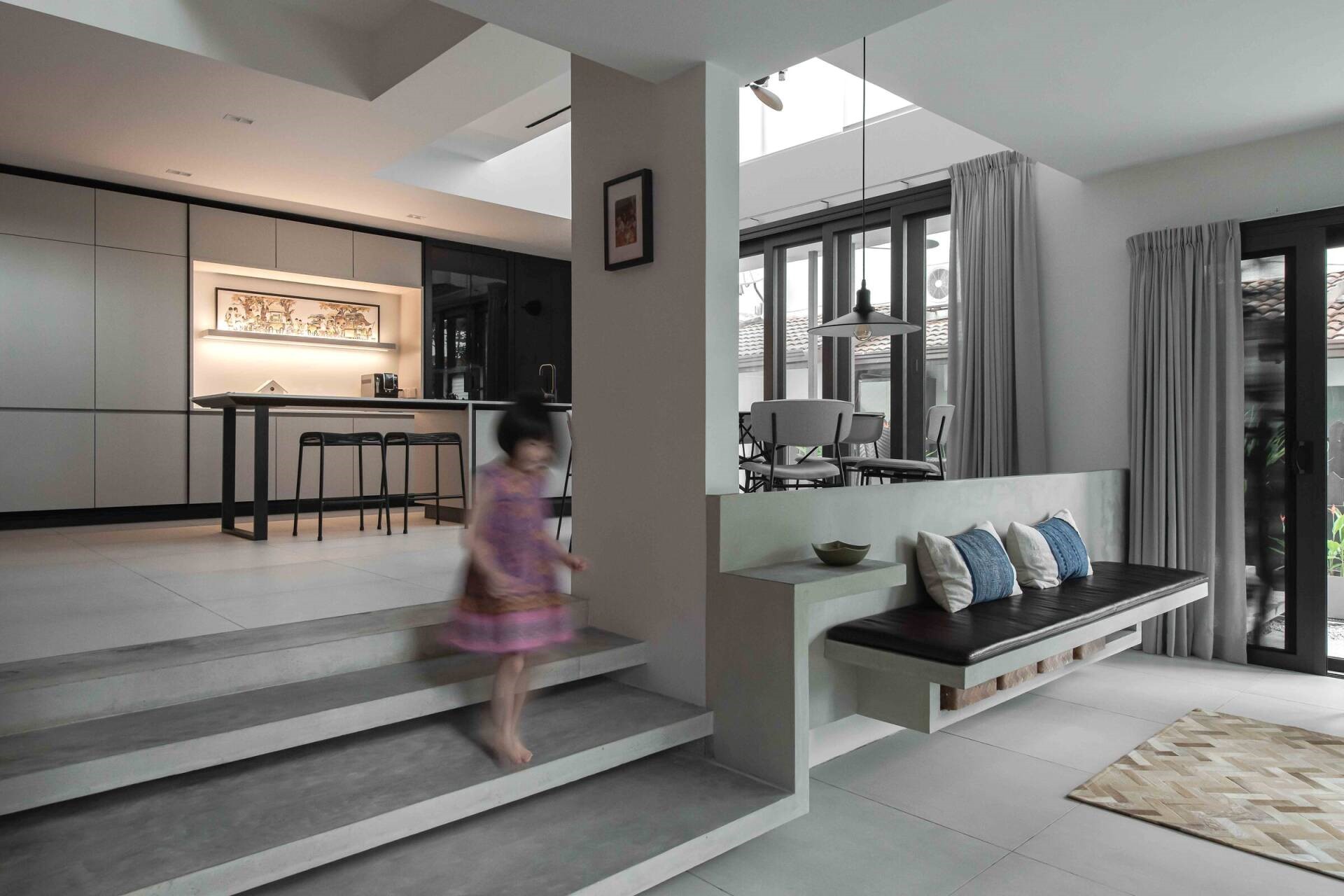 Trang trí bậc tam cấp trong phòng khách ngày càng được phổ biến và nhiều người ứng dụng