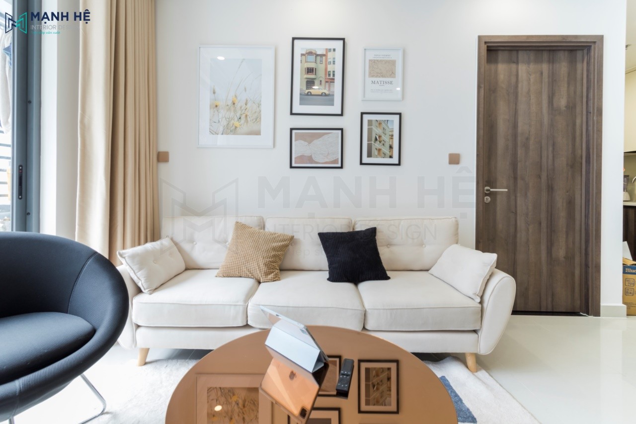 Thi công ghế sofa màu kem xinh xắn chính giữa không gian phòng khách