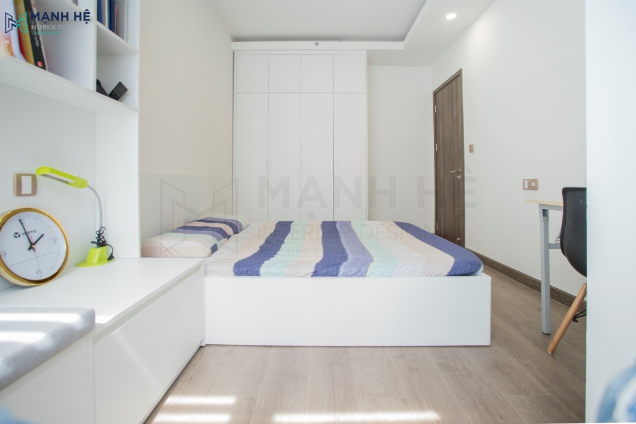 Thi công tủ quần áo cao đụng trần trùng với màu tường tạo cảm giác rộng mở thoáng đãng