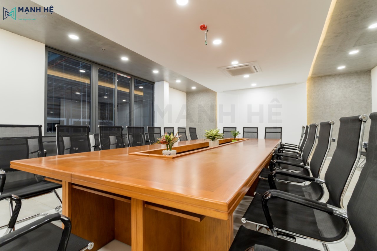 Thi công bàn làm việc gỗ lớn cho phòng họp rộng rãi