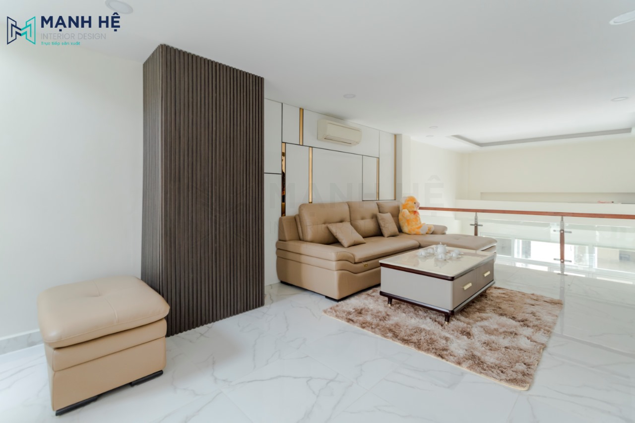 Vách lam gỗ công nghiệp ốp một mảng tường sau ghế sofa phòng khách