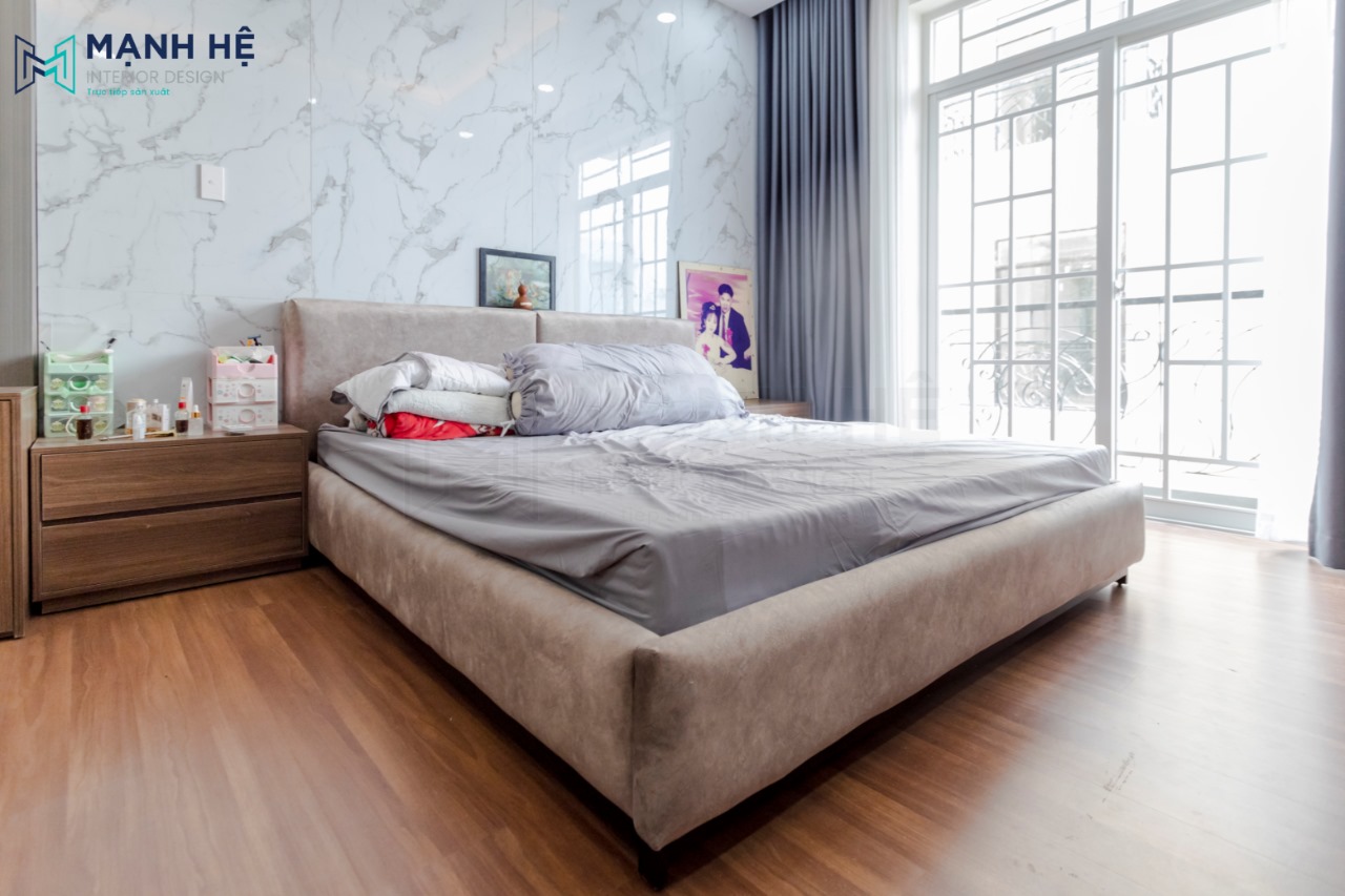 Sử dụng giường ngủ bọc nệm nhung màu xám lông chuột êm ái