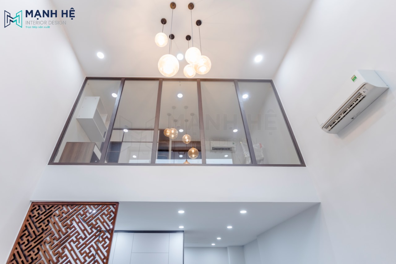 Không gian phần gác lửng là phòng ngủ nhỏ với vách kính trong suốt