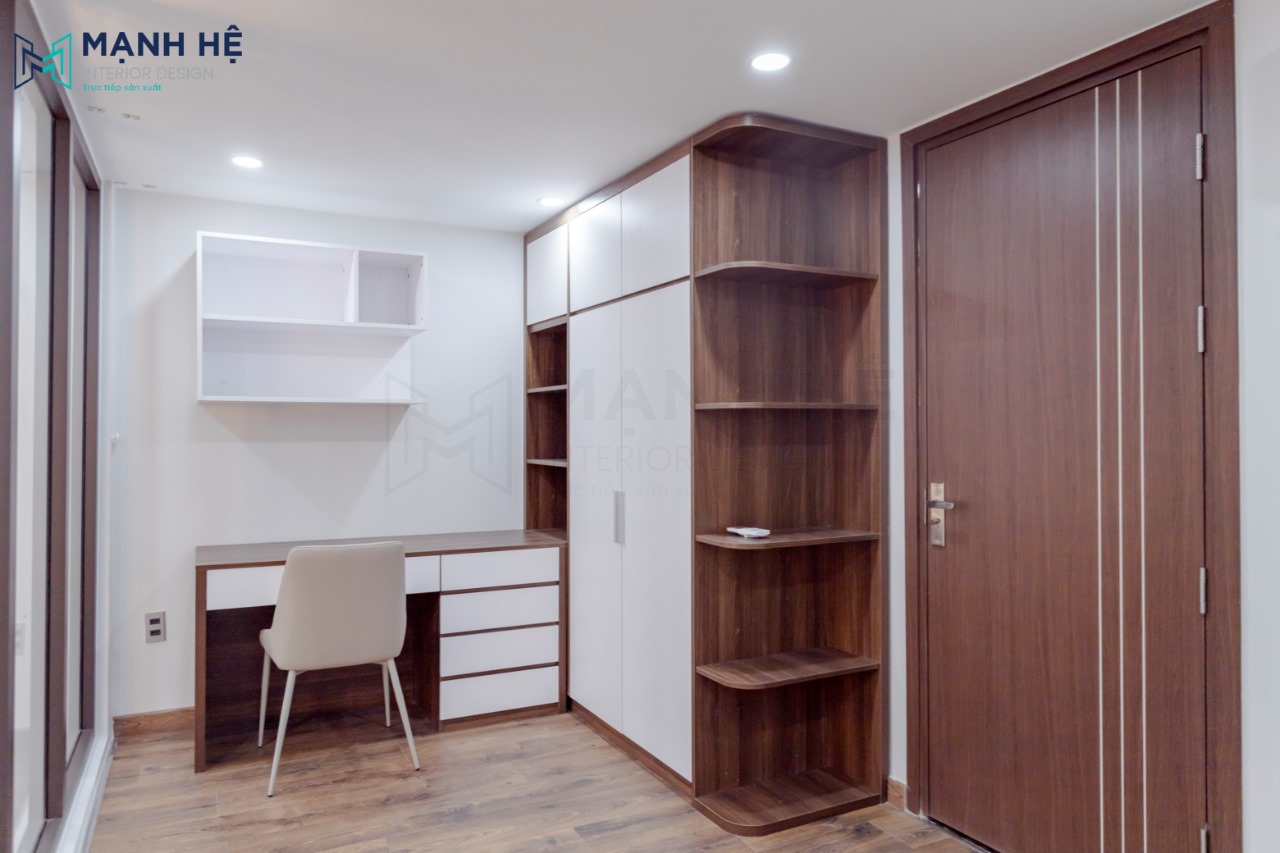 Thi công nội thất phòng ngủ nhỏ với bàn làm việc và tủ quần áo