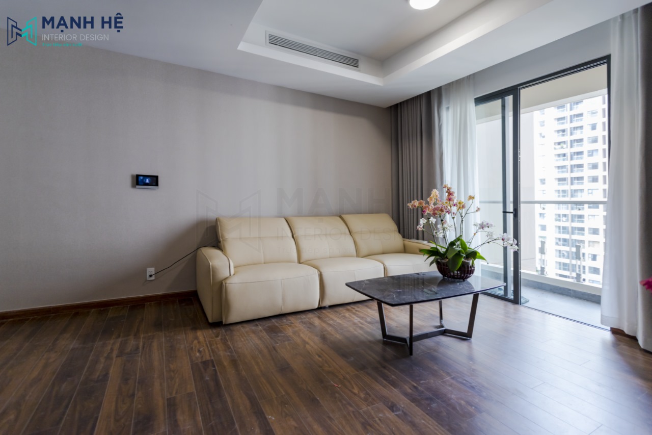 Ghế sofa nệm gam màu kem sang trọng đặt giữa không gian phòng khách