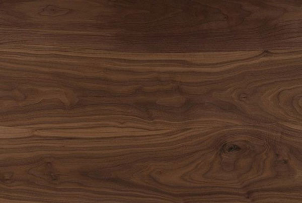 Lớp phủ bề mặt veneer óc chó thường có màu trắng kem, tâm gỗ có màu nâu nhạt đến nâu socola