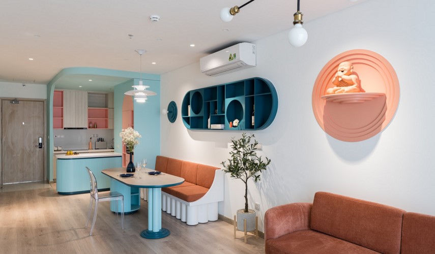 Thiết kế phòng khách liền bếp theo phong cách color block với các gam màu cuốn hút