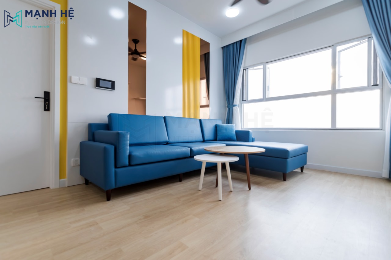 Bộ ghế sofa chữ L màu xanh dương nổi bật làm điểm nhấn cho không gian