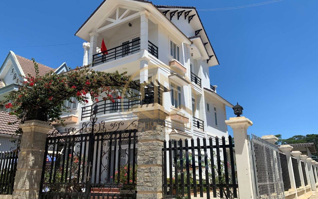 Phong cách nhà 2 mặt tiền đơn giản nhưng cực nền nã với gam màu trắng