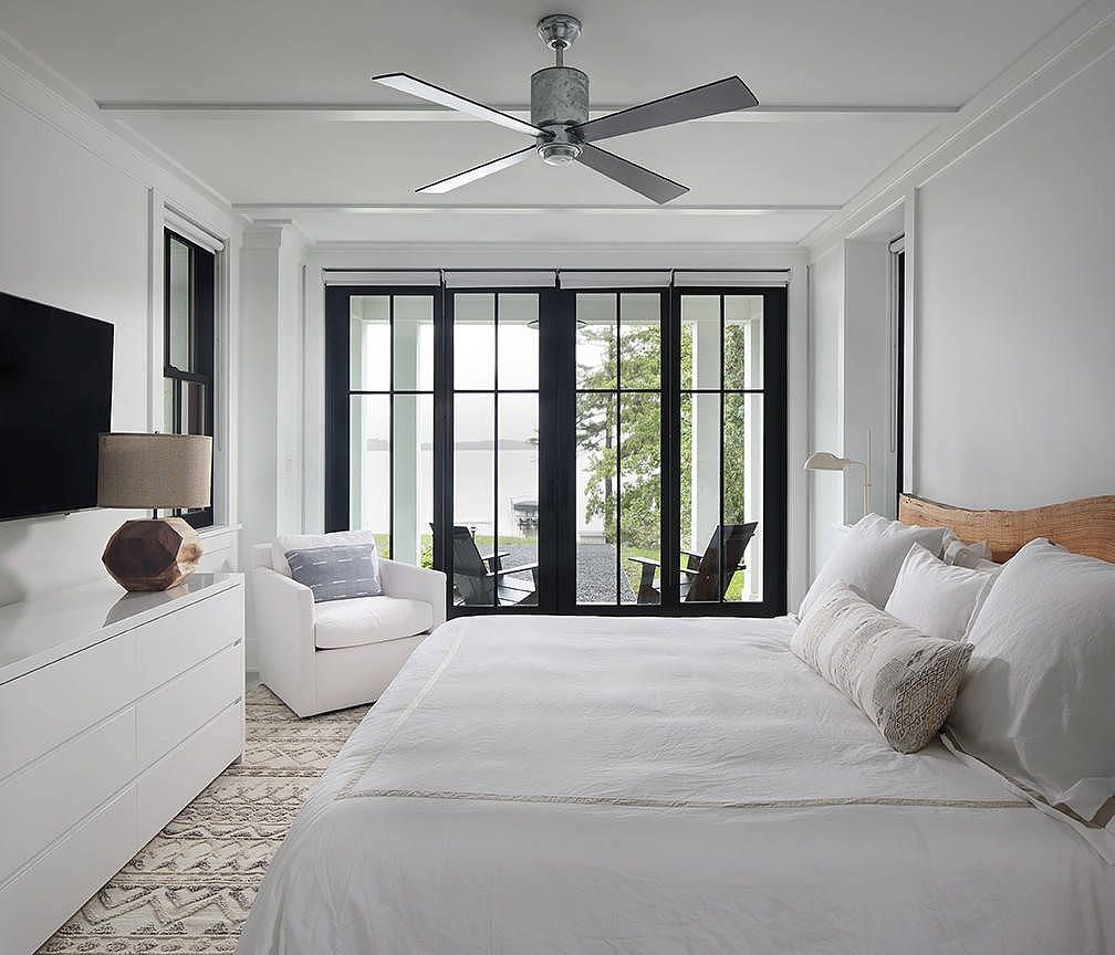 Thiết kế 2 cửa ra vào cho phòng ngủ rộng rãi
