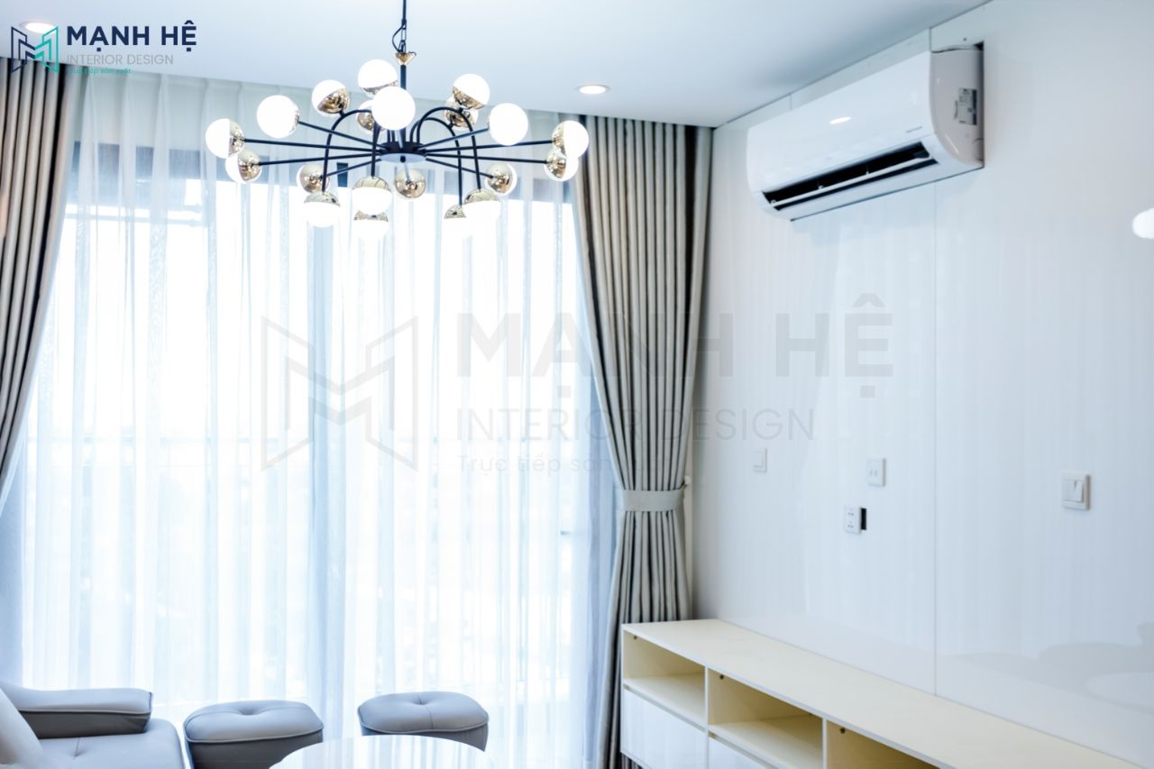 Tối ưu ánh sáng nhờ rèm cửa sổ và hệ thống đèn trần