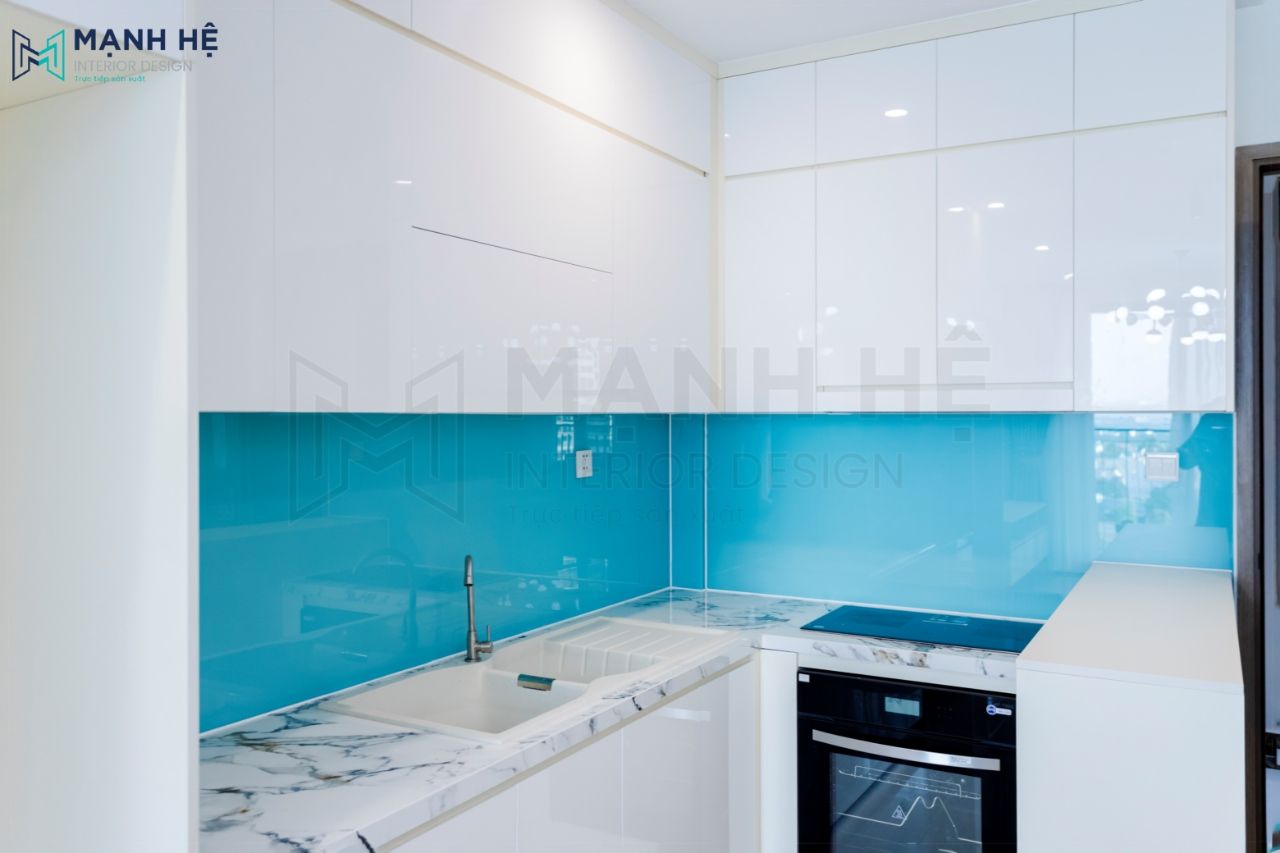 Ốp tường kính với điểm nhấn màu xanh tạo cảm giác sạch sẽ