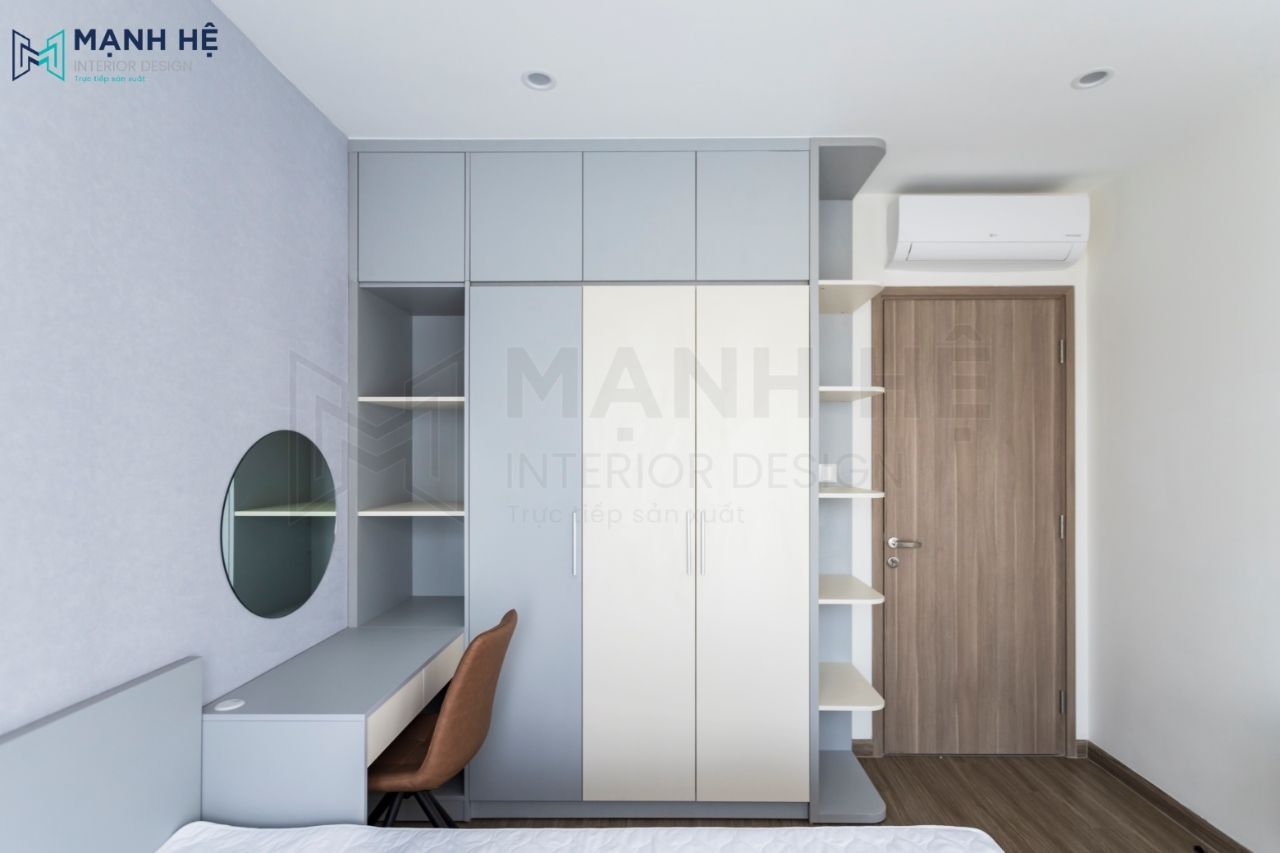 Tủ quần áo gỗ công nghiệp với các ngăn hộc và kệ đựng đồ trang trí