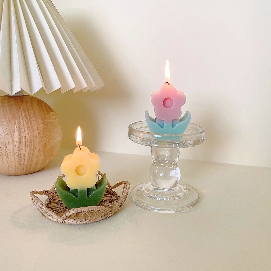 Decor phòng ngủ chill bằng nến thơm để tăng tính thẩm mỹ cũng như giúp căn phòng có mùi thơm thu hút