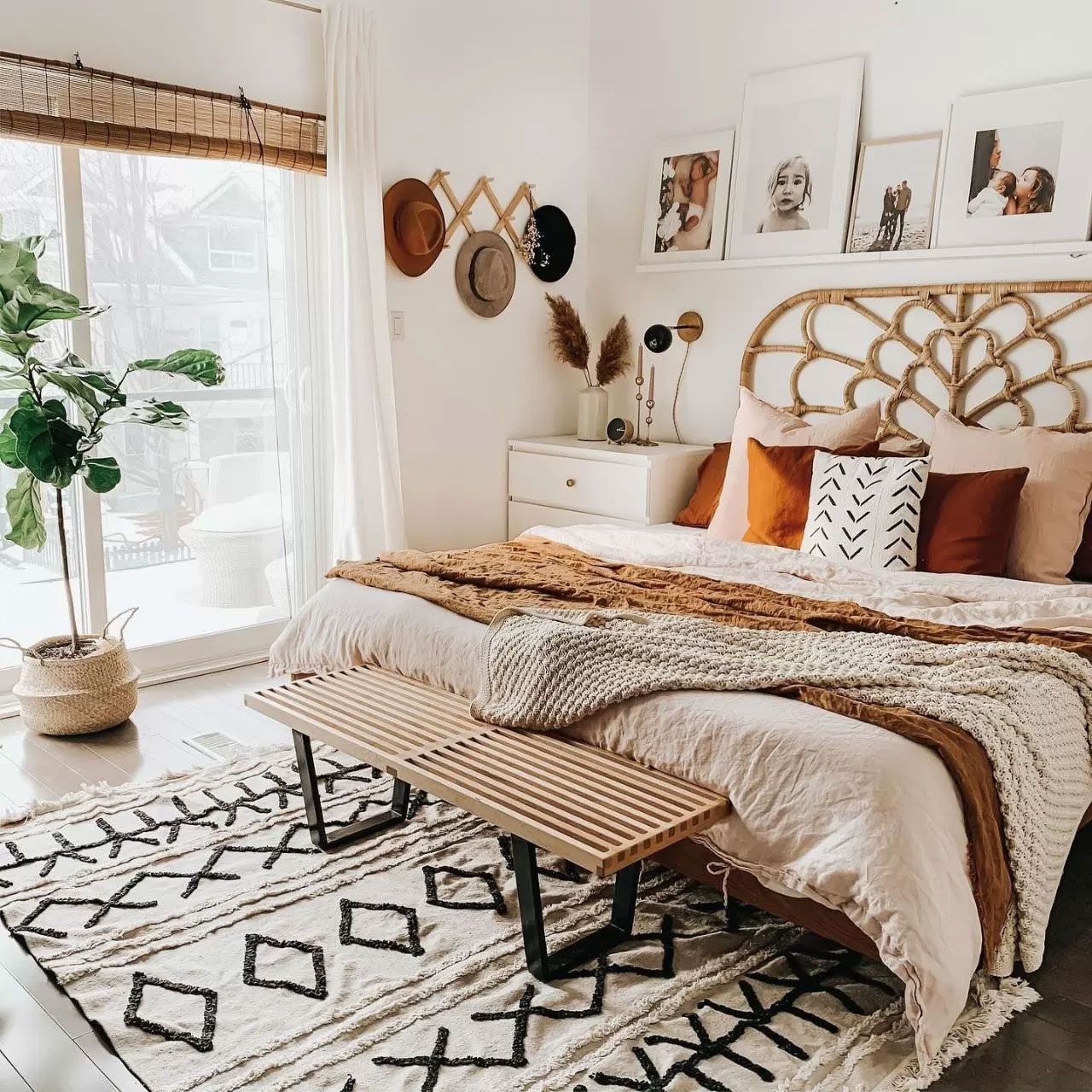 Treo tranh nghệ thuật là một trong những cách decor phòng ngủ chill