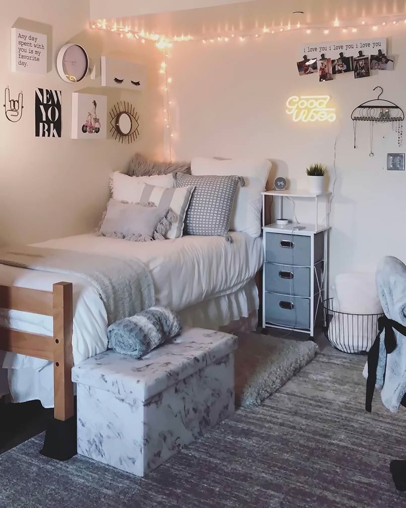 Phòng ngủ chill nhỏ được decor với các món đồ xin xắn kết hợp giường ngủ nhỏ