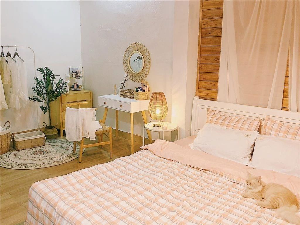 Decor phòng ngủ chill cho nữ với điểm nhấn bộ chăn ga màu hồng caro nhẹ nhàng