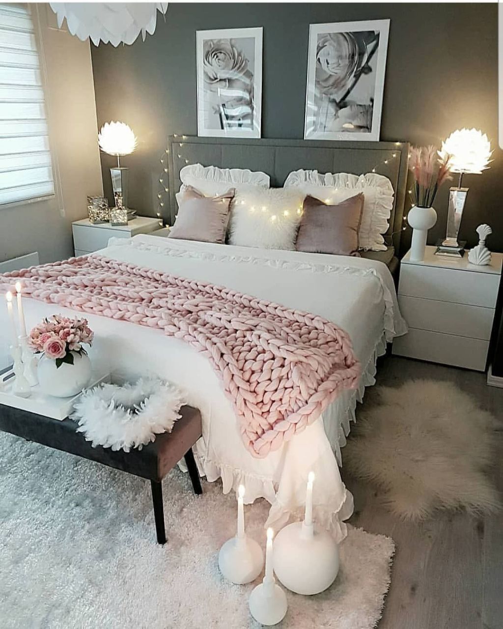 Decor phòng ngủ chill cho nữ với nến thơm và thảm lót sàn trắng